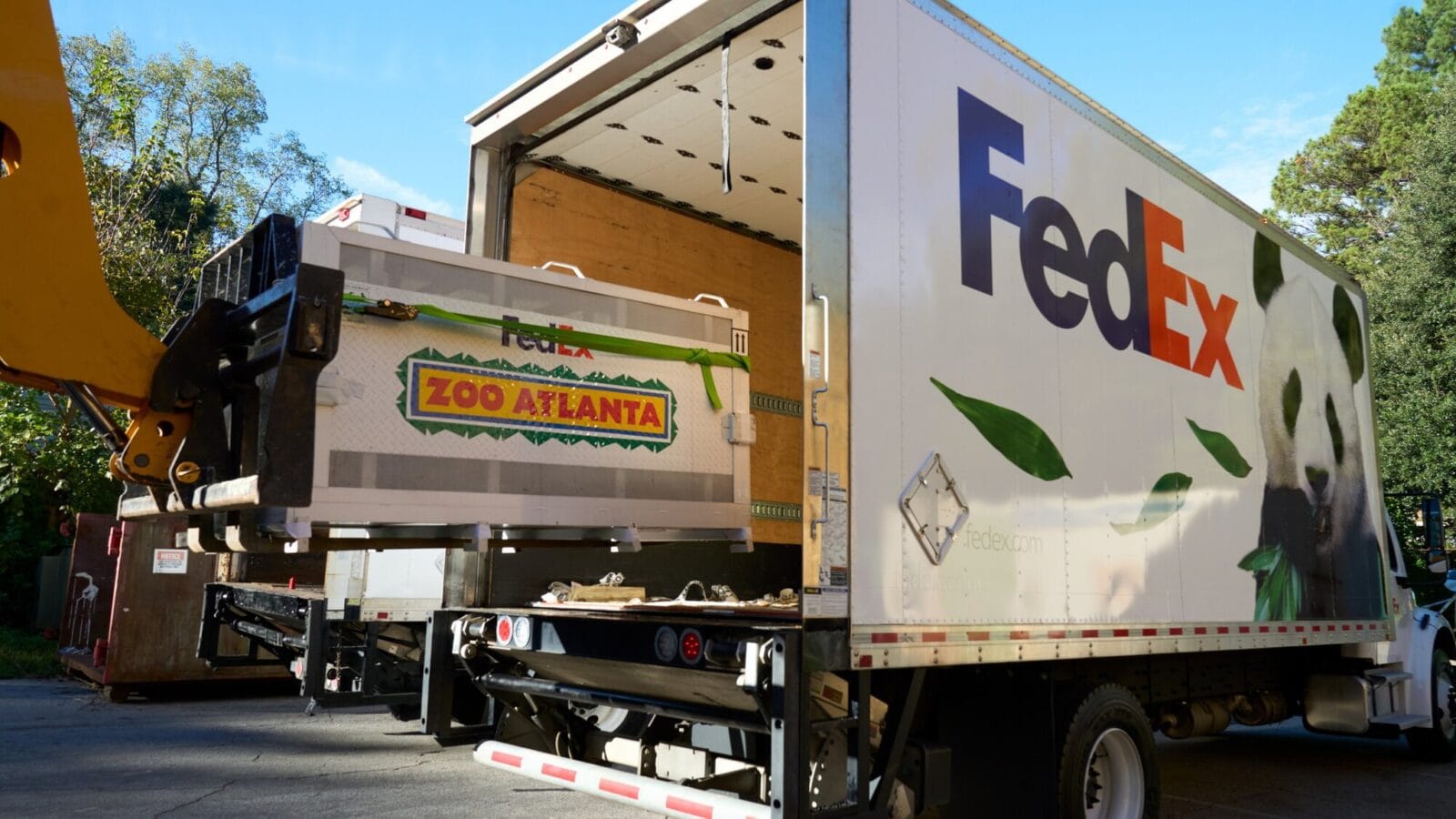 Lồng vận chuyển được chuyển sang xe FedEx cho chặng đường bộ đến Sở thú Atlanta — Ảnh: FedEx