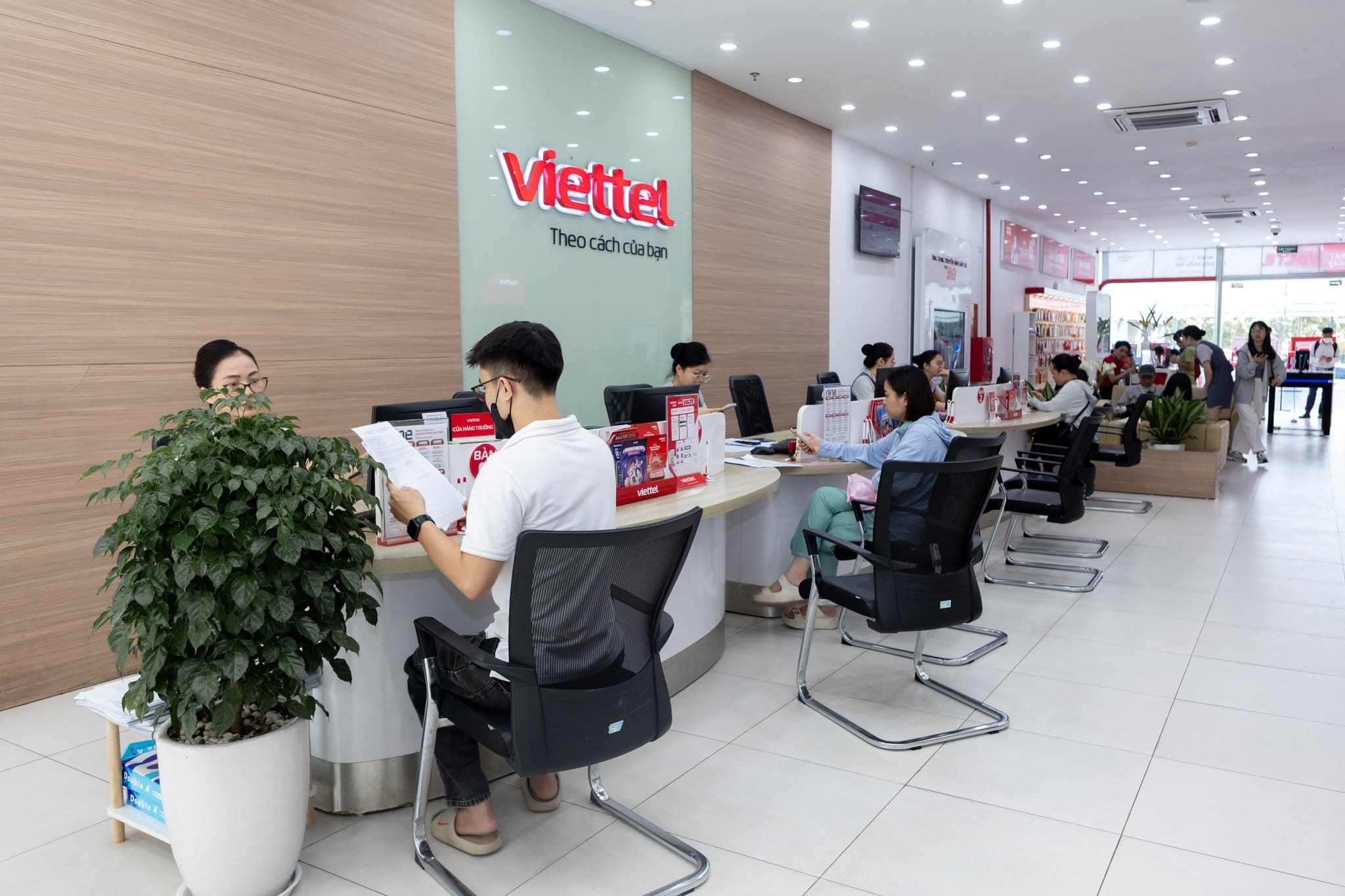Khách hàng tại một điểm giao dịch Viettel. Ảnh: Viettel
