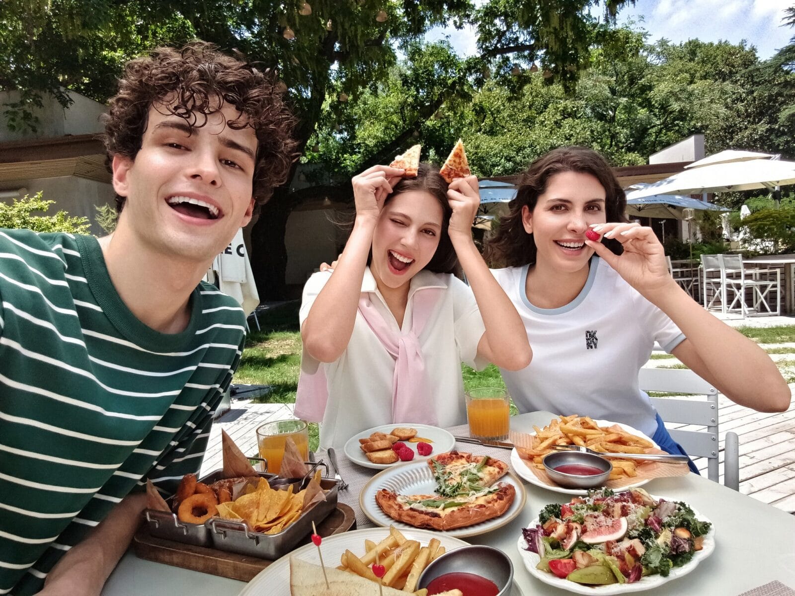 Ảnh chụp nhóm minh họa khả năng selfie góc rộng trên vivo V80 Lite 5G — Ảnh: vivo Việt Nam