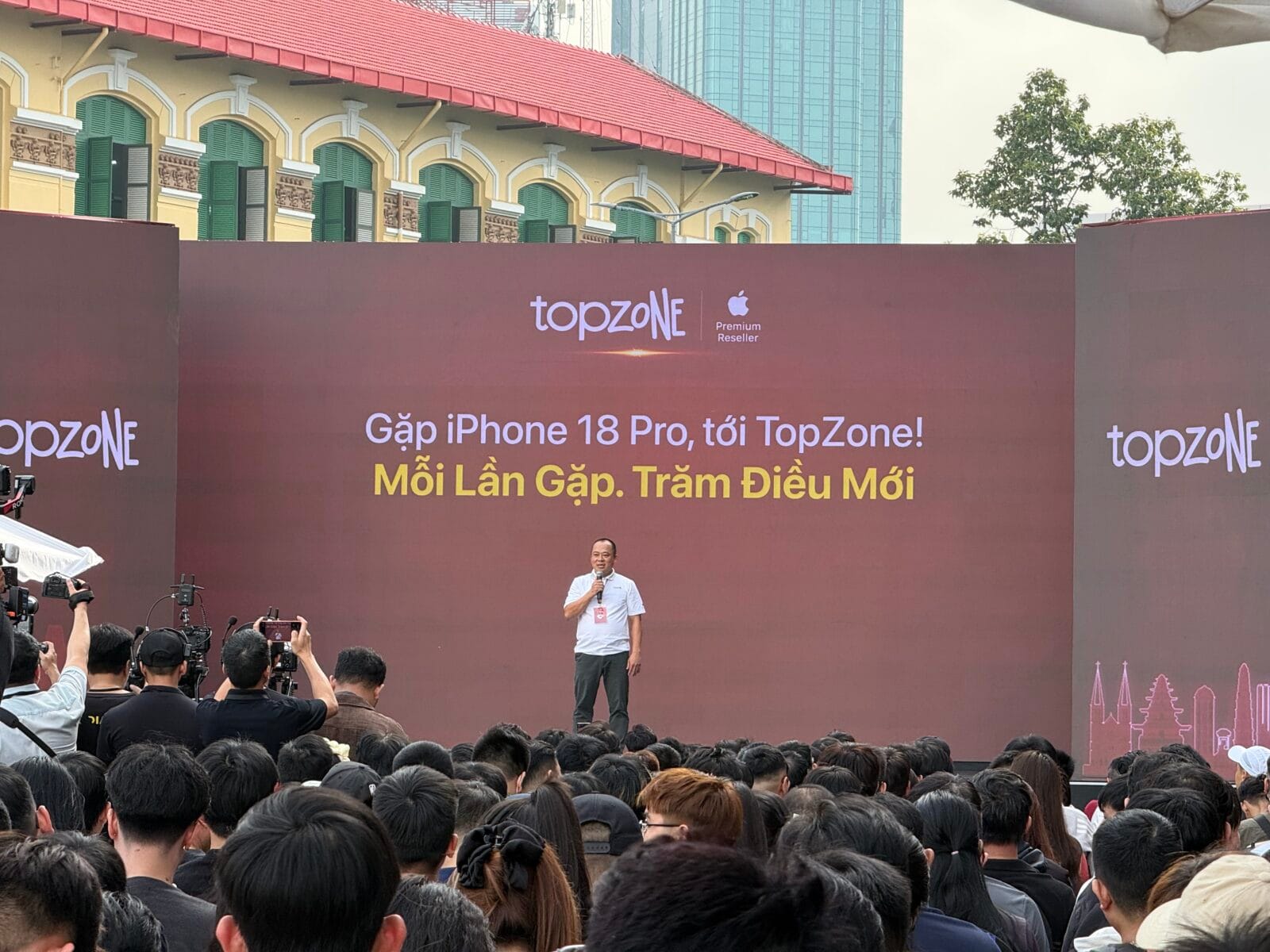 Thế Giới Di Động giao hơn 180.000 điện thoại iPhone 18 trong ngày đầu tiên mở bán tại thị trường Việt Nam