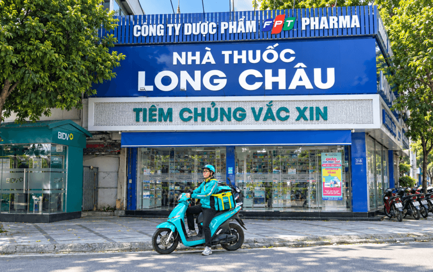 Giao thuốc bằng xe điện: điểm đáng nhìn là quy trình, không chỉ màu xanh