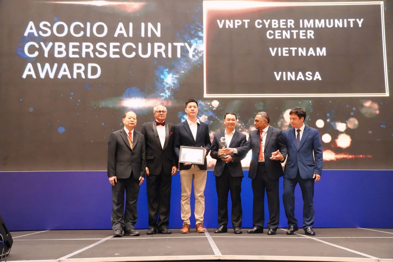 Đại diện VNPT Cyber Immunity nhận giải AI in Cybersecurity tại ASOCIO Awards 2026