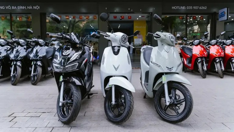 Dàn xe máy điện VinFast nhiều màu sắc, dòng sản phẩm sẽ được đưa vào chuỗi showroom tại 34 thành phố của Ấn Độ