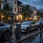Xe điện đang sạc tại trạm sạc trong thành phố lúc hoàng hôn — thị trường ô tô Việt Nam tăng nhanh nhất ASEAN-6
