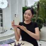 Người mẫu cầm trên tay HONOR 600S màu Vàng ánh kim tại sự kiện ra mắt ở TP.HCM