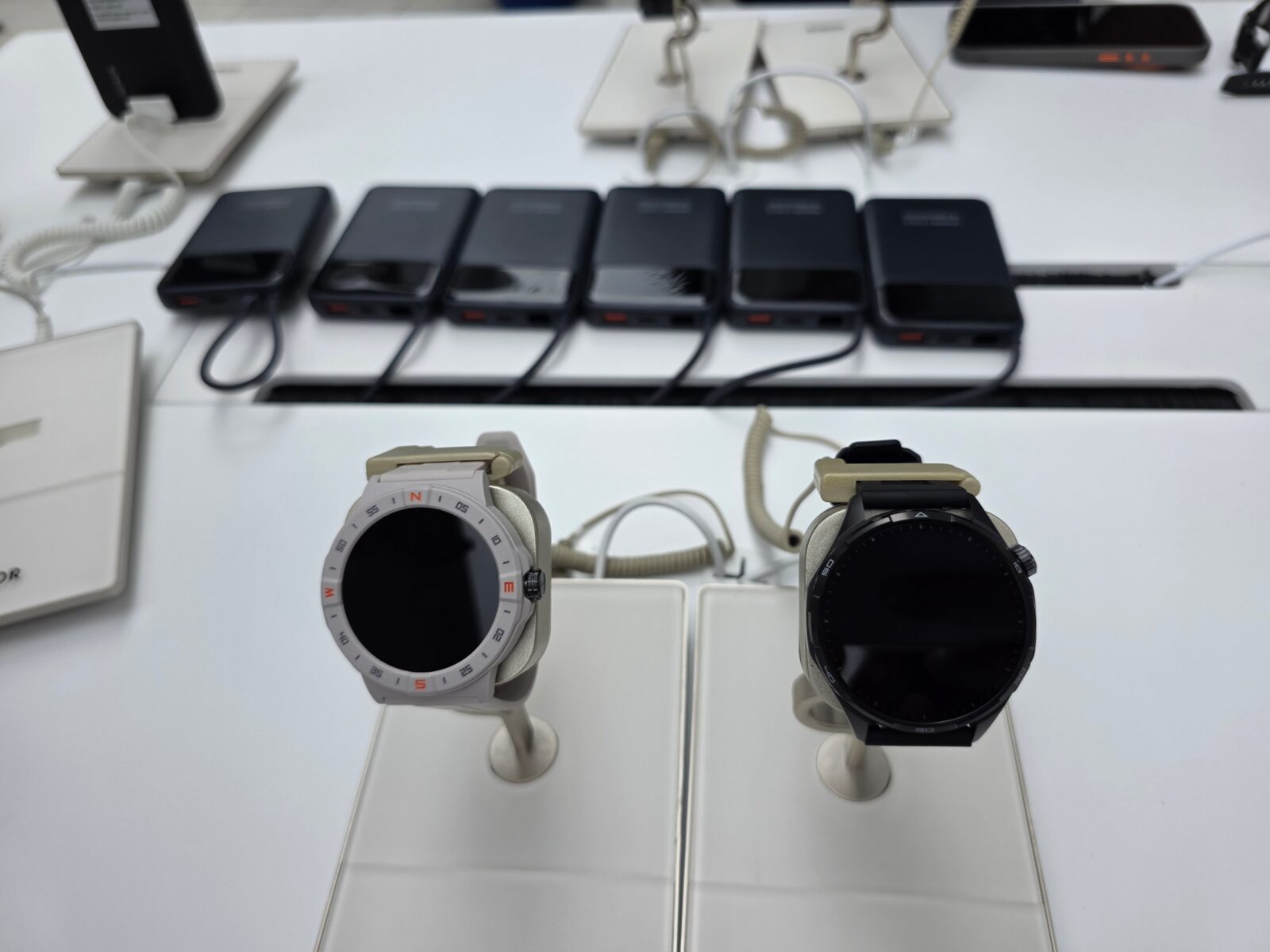 HONOR Watch 6 và pin dự phòng trưng bày tại sự kiện ra mắt HONOR 600S