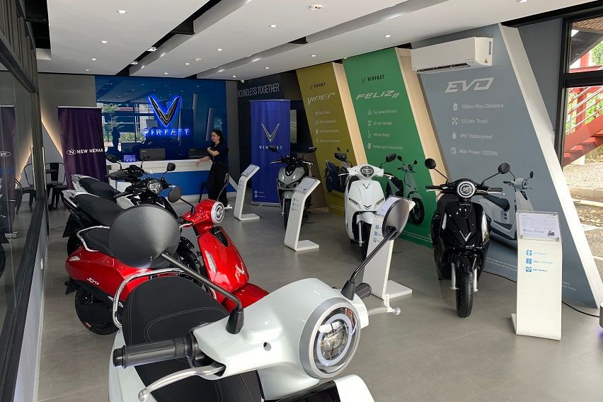 Không gian trưng bày tại showroom xe máy điện VinFast với các mẫu xe điện VinFast