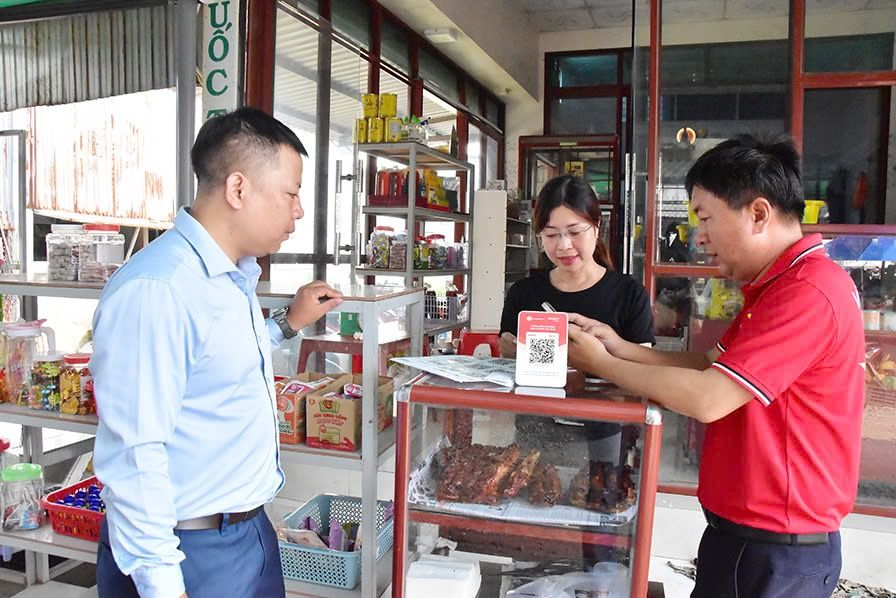 Nhân viên Viettel hỗ trợ tiểu thương sử dụng phương thức thanh toán không dùng tiền mặt