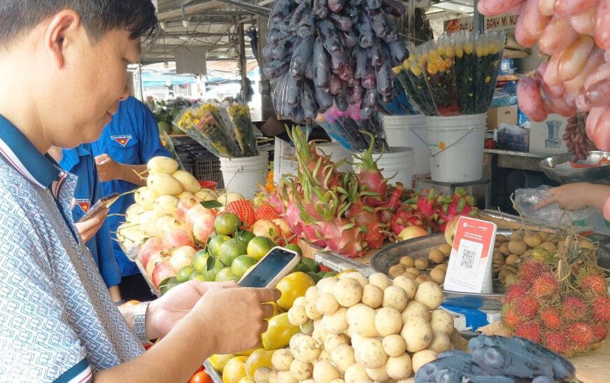 Tiểu thương chợ truyền thống dùng Loa Tendoo trong mô hình Chợ 4.0
