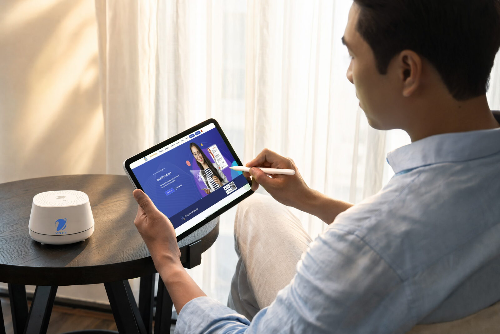 Khách hàng trải nghiệm giải pháp ký số VNPT SmartCA, một trong các nền tảng chuyển đổi số VNPT đang triển khai cho doanh nghiệp